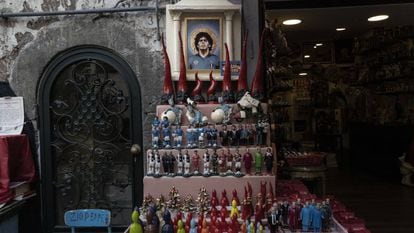 Um dos altares dedicados a Maradona no centro de Nápoles.