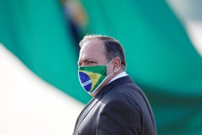 O ministro interino Eduardo Pazuello, antes de uma cerimônia de hasteamento de bandeira nacional em frente ao Palácio da Alvorada.