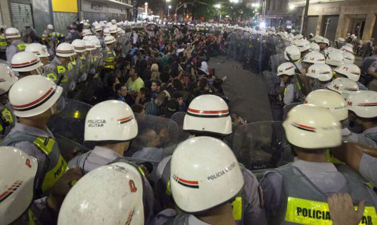 Cerco de policiais a manifestantes.