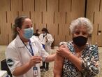 Maria Lúcia recebe a segunda dose da vacina.