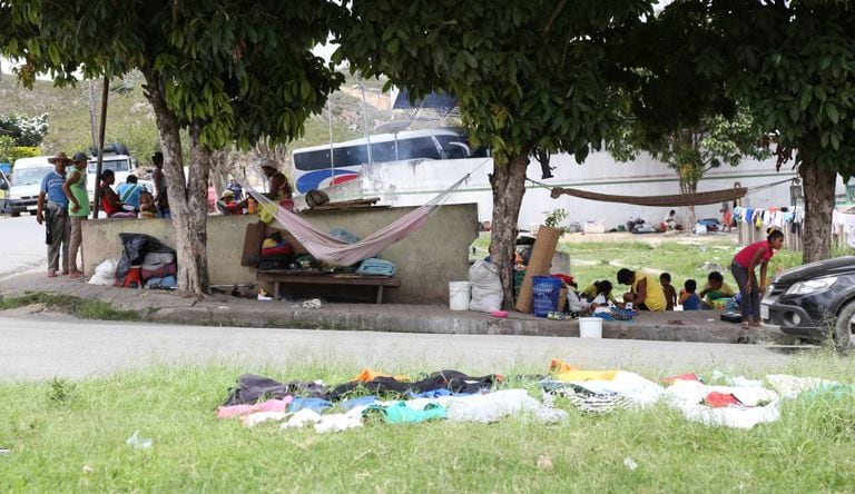 Imigrantes indígenas venezuelanos em Pacaraima, Roraima.