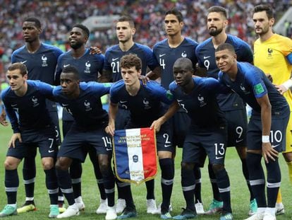 Seleção campeã francesa posa antes da final da Copa, contra a Croácia.