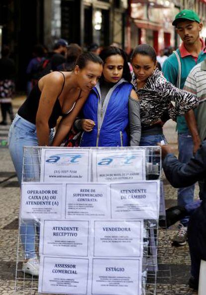 Mulheres consultam ofertas de emprego na rua em São Paulo, no dia 29 de junho