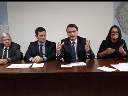 Bolsonaro ao lado de Heleno, Moro e a intérprete de libras. 