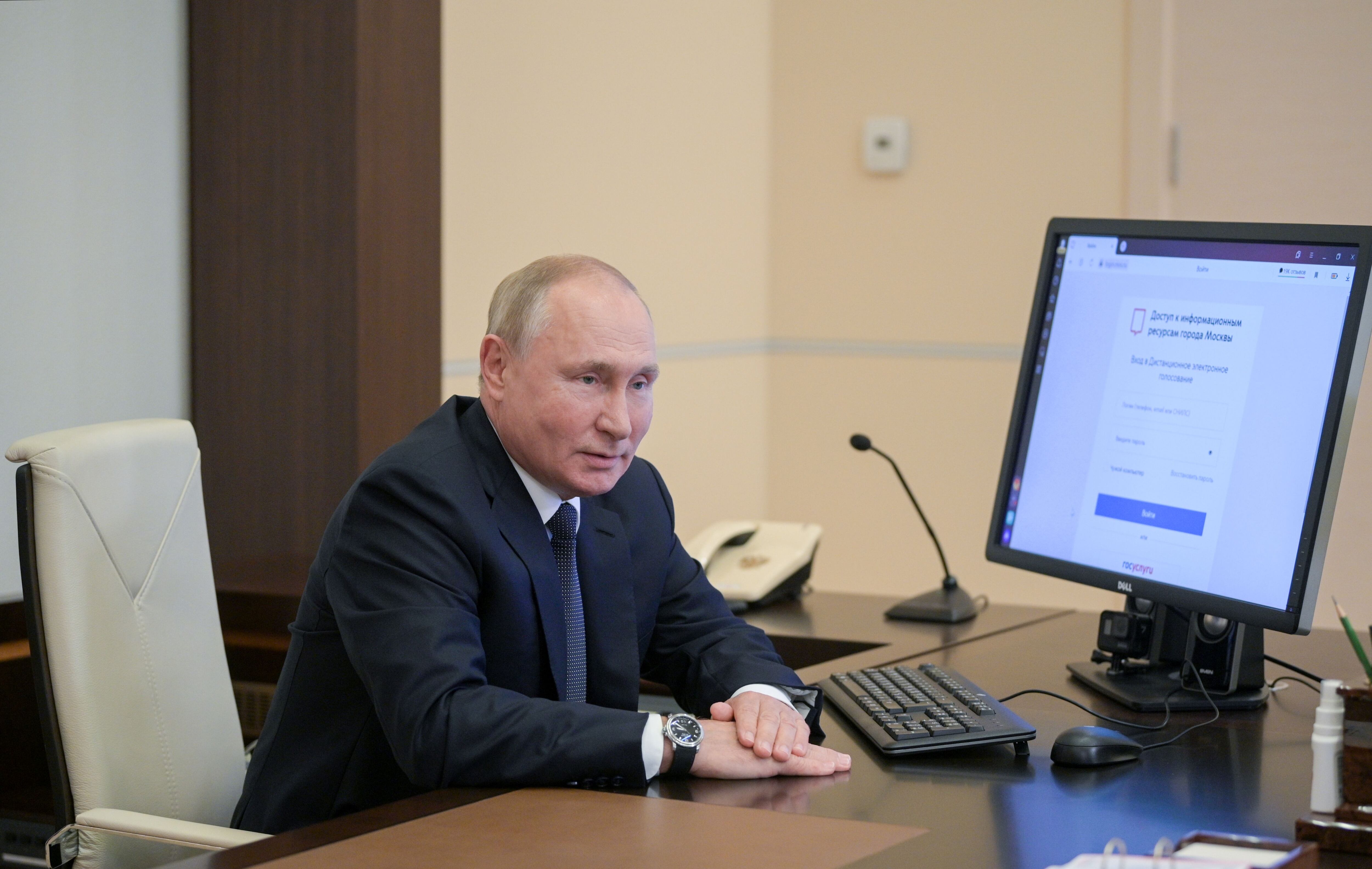 Putin diante do computador que usou para votar via internet na sexta-feira passada, conforme anunciou o Kremlin.  