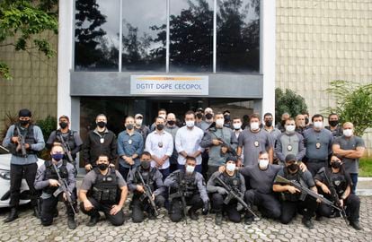 O governador do Rio, Cláudio Castro (no centro, de máscara e camisa brancas), posa cercado pela equipe de 21 policiais civis que participaram da operação contra ‘Ecko’, chefe da maior milícia carioca, em 12 de junho. 