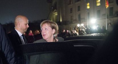 Merkel deixa o local das negociações, na madrugada desta sexta-feira