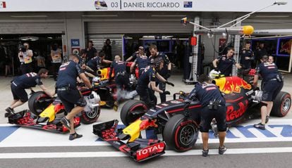 Os mecânicos da Red Bull trabalhando no GP da Rússia