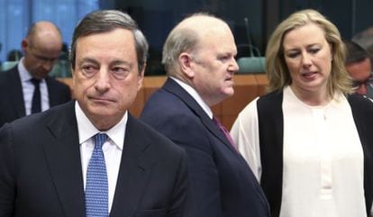 Draghi e os ministros de Economía de Irlanda y Finlandia, nesta segunda-feira em Bruselas.
