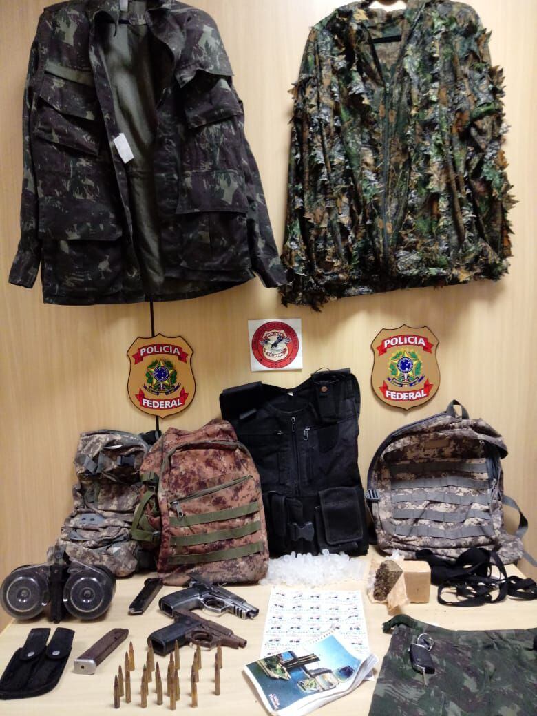 Pistolas, munição, eppendorfs (para acondicionamento de cocaína), tijolo de maconha e roupas de camuflagem que a PF afirma terem sido apreendidos em operação.
