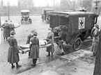 Enfermeiras da Cruz Vermelha transportam vítima da gripe de 1918 em Sant Louis (Missouri).