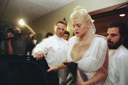 Anna Nicole Smith no funeral de seu marido, J. Howard Marshall, realizado em Houston, em agosto de 1995. A modelo usava o mesmo véu do dia do seu casamento, quando ela tinha 26 anos, e ele já somava 89.