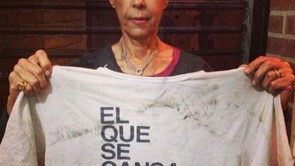 Antonieta Mendoza de López, mãe de Leopoldo López, com a camiseta que o opositor venezuelano usava antes de se entregar à polícia.