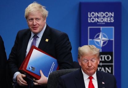 O primeiro-ministro britânico Boris Johnson e o presidente dos EUA, Donald Trump, durante reunião da OTAN em Watford, na Inglaterra, no final de 2019.