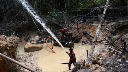 Garimpeiros trabalham na extração ilegal de ouro em Itaituba (PA), em 4 de setembro de 2021.