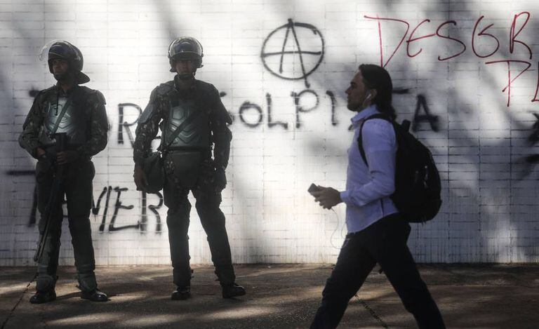 Soldados patrulham a Esplanada dos Ministérios no dia 25 de maio.