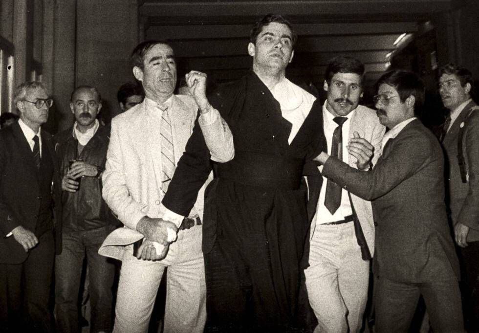 Momento em que Juan Fernández Krohn é detido em Fátima em 1982. AP