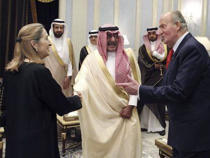 Juan Carlos (&agrave; dir.) e o pr&iacute;ncipe saudita Muqrin bin Abdulaziz Al Saud.