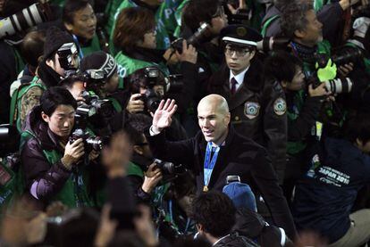 O Japão não é um país com muita tradição no futebol, mas Zidane foi recebido como uma estrela no Mundial de Clubes. Em Yokohama, o Real Madrid conquistou o terceiro título da temporada após superar o América na semifinal e o Kashima na final.