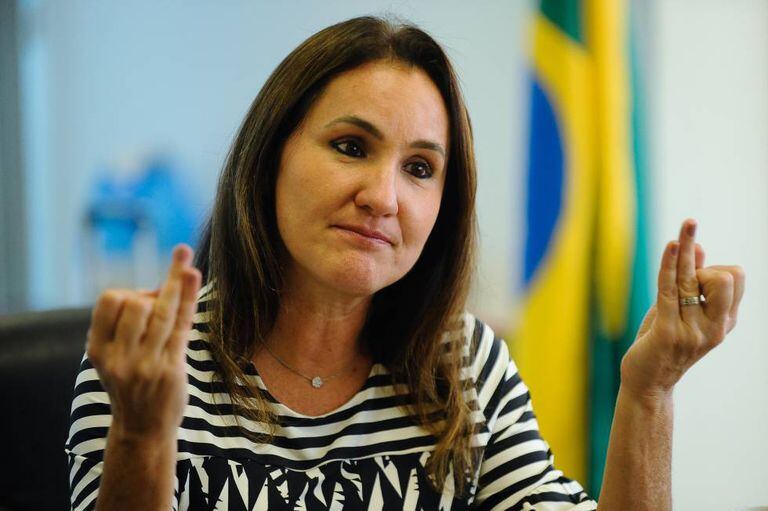 A secretária Flávia Piovesan.
