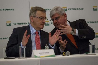 Janot, à direita, durante entrevista ao lado de Aldemir Bendine, no Rio.