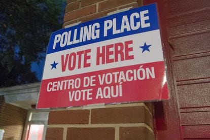 Cartaz indica o centro eleitoral em Arlington, Virginia.