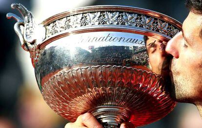 Djokovic beija a Taça dos Mosqueteiros em Paris.