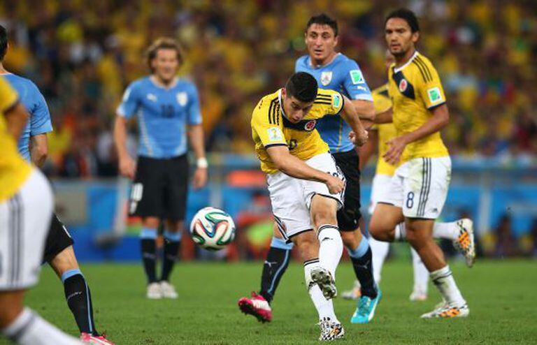 James Rodríguez dispara ao gol uruguaio.