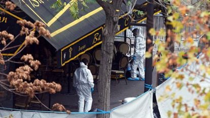 Investigadores trabalham na casa de shows Bataclan no sábado em Paris.