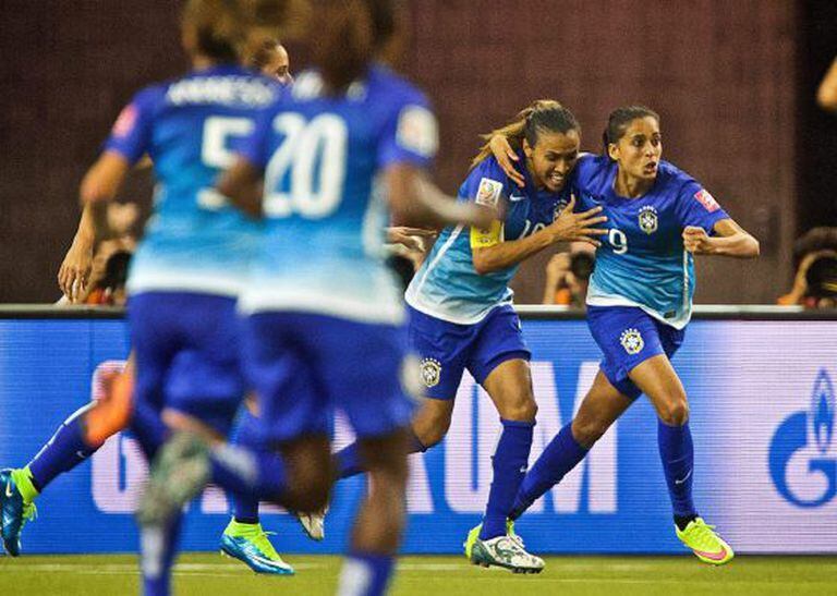 Andressa e Marta comemoram gol do Brasil.