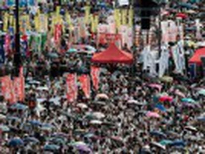 Meio milhão de pessoas aproveitam o aniversário da devolução da ex-colônia a Pequim para reclamar do excessivo controle da China