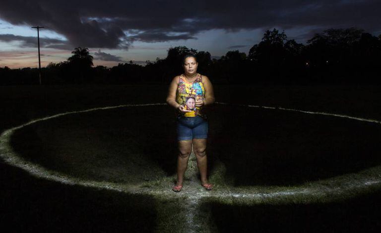 Vânia Maria segura uma foto do filho Denílson, em São Lourenço da Mata.