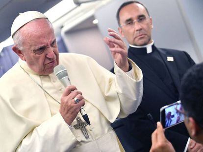 O Papa Francisco faz uma declaração aos jornalistas a bordo do avião durante o voo de volta para a Itália depois de sua visita à América do Sul.