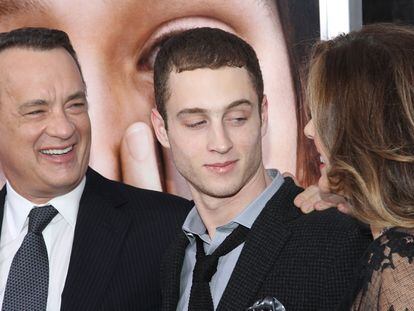 Tom Hanks e Rita Wilson com seu filho Chester Hanks numa pré-estreia em Nova York, em 2011.