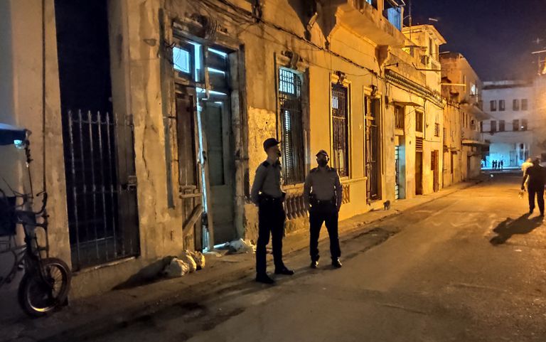 Policiais na frente da sede do Movimento San Isidro, em Havana, após detenção de manifestantes.