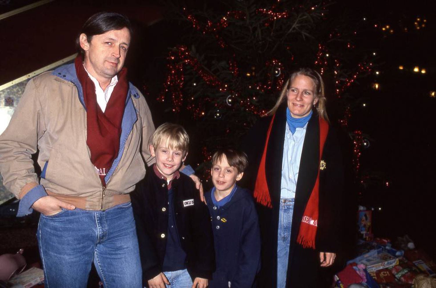 Macaulay Culkin com a mãe, Patricia Bretnup, o pai, Christopher Kit Culkin, e seu irmão Kieran (que acaba de receber uma indicação ao Globo de Ouro pela série 'Succession'), em Paris, em 1990. 