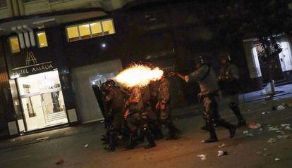 Policial dispara contra manifestantes em São Paulo, no dia 16
