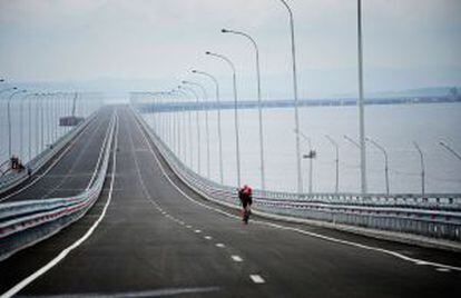 Vista da ponte de Friz-Sedanka sobre a baia de Bay, nas proximidades de Vladivostok, na Rússia.