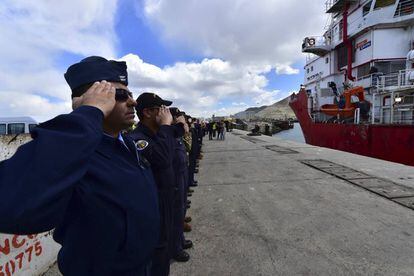 Marinheiros argentinos e norte-americanos se despedem em Comodoro Rivadávia do navio norueguês Sophie Siem, portador da nave de resgate enviada pelos EUA.