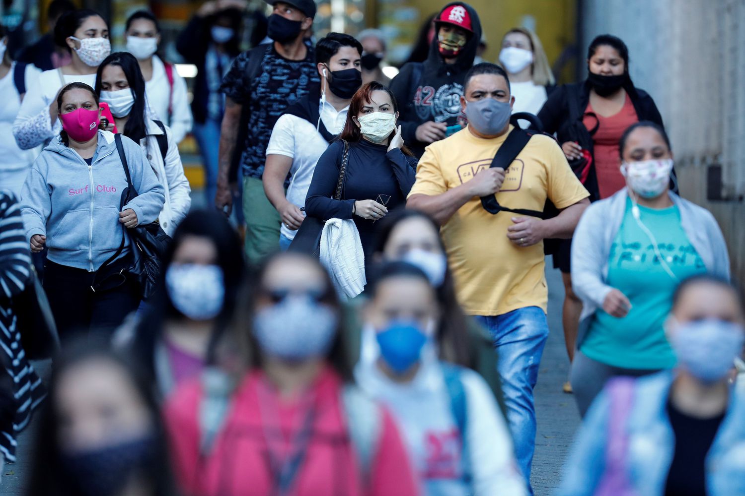 Pessoas usando máscaras caminham em São Paulo nesta sexta-feira, 19 de julho.