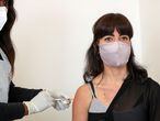 Una voluntaria recibe una vacuna experimental contra la covid en Johannesburgo (Sudáfrica), el 27 de agosto.
