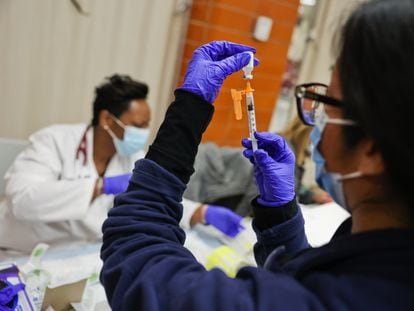 Médica prepara uma dose pediátrica da vacina contra a covid-19 em um hospital de Nova York, 23 de novembro.