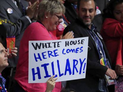 Um cartaz de apoio a Clinton durante o processo de votação dos delegados na Filadélfia.