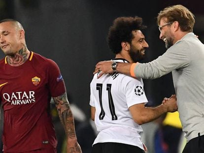 Klopp comemora classificação com Salah enquanto Nainggolan, autor de dois gols, lamenta.