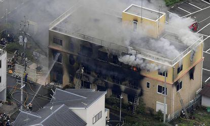 Os bombeiros trabalham no incêndio no edifício da Kyoto Animation.