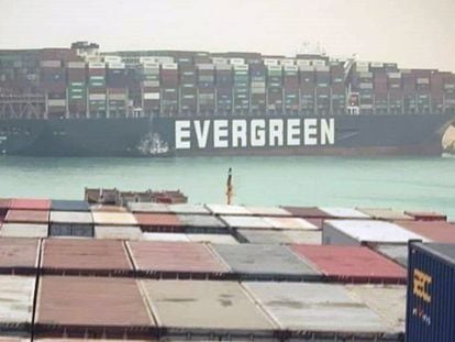 O navio ‘Ever Given’, encalhado no canal de Suez.