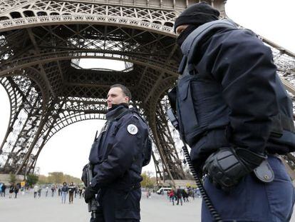 Policiais e Ex&eacute;rcito ocupam ruas de Paris e pontos tur&iacute;sticos ap&oacute;s atentado. 
