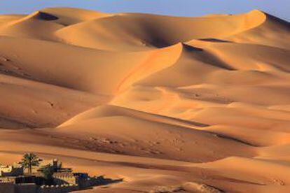 Dunas e oásis no deserto de Rub al Khali, o maior do mundo, na Península Arábica.