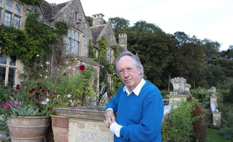 Ian McEwan, em sua casa da região inglesa dos Cotswolds, nesta terça-feira após a entrevista com EL PAÍS
