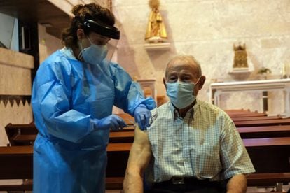 Áureo López, de 88 anos, do lar de Cevico de la Torre (Palencia), foi a primeira pessoa a receber a vacina em Castela e Leão.